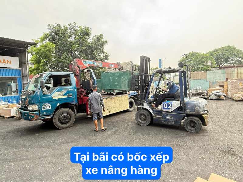 Tại bãi có bốc xếp xe nâng hàng