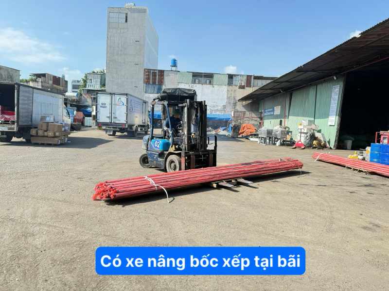 Có xe nâng bốc xếp tại bãi 