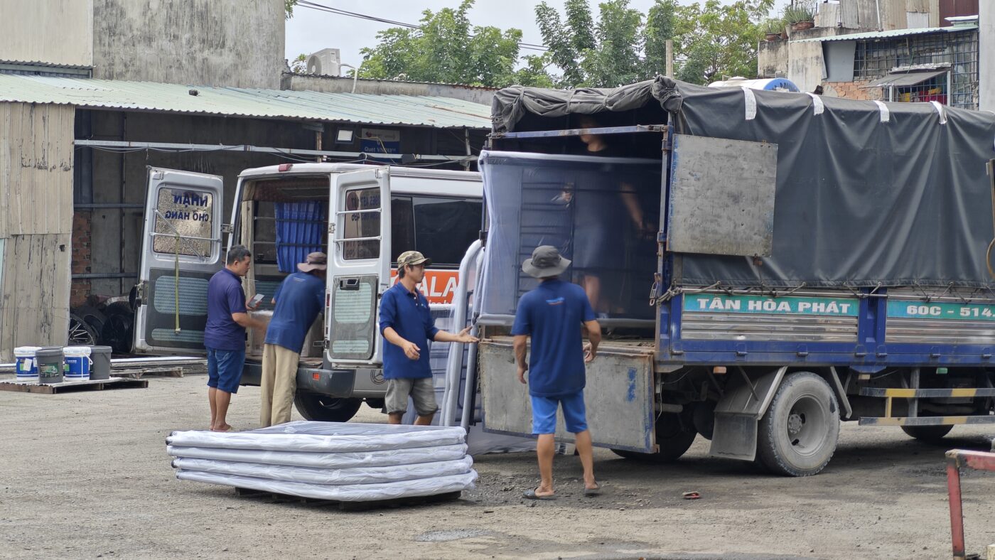 Chành xe tiếp nhận hàng hoá khách mang đến