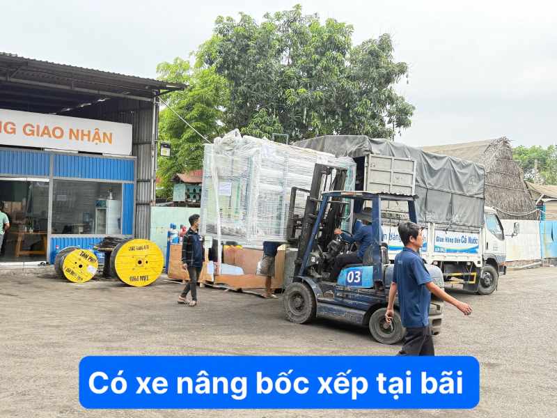 Có xe nâng bốc xếp tại bãi