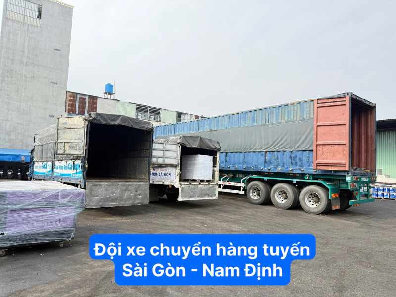 Đội xe chuyển hàng tuyến Sài Gòn - Nam Định