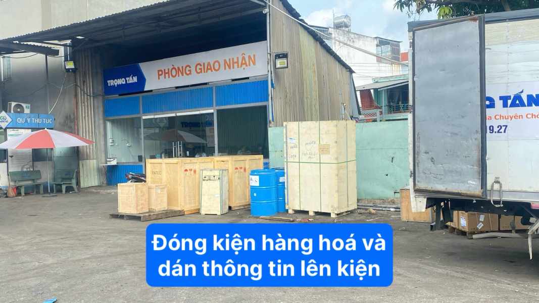 Đóng kiện và dán thông tin lên hàng