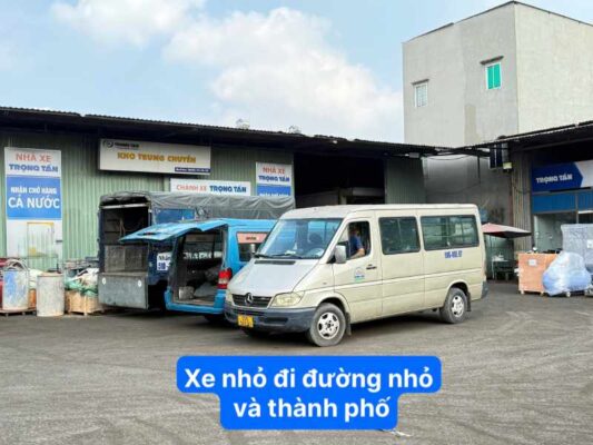 xe nhỏ đi đường nhỏ và thành phố