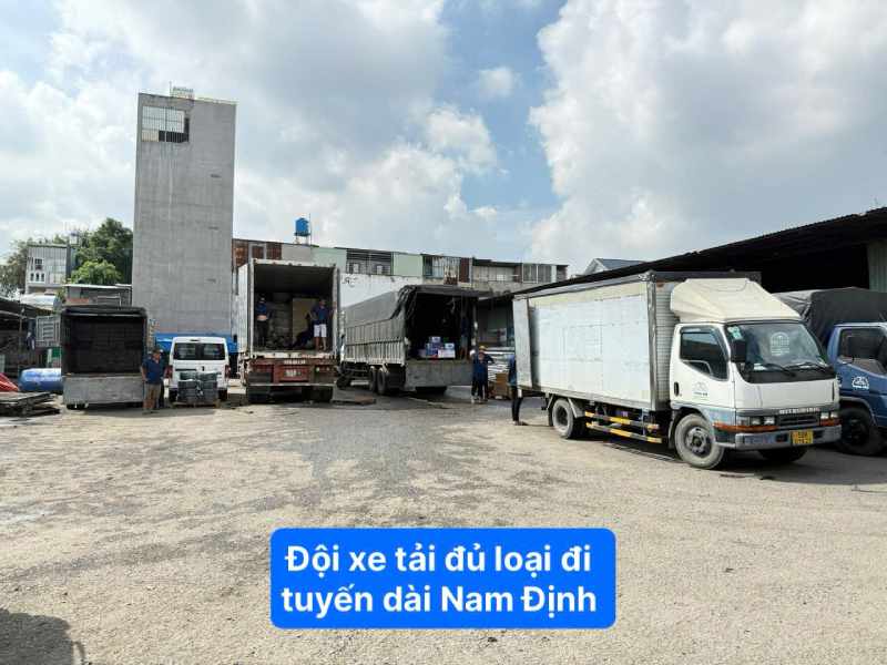Đội xe tải đủ loại đi tuyến dài Nam Định