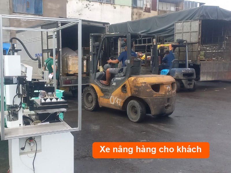 Xe nâng hàng cho khách