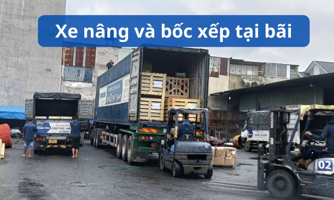 Tại bãi có bốc xếp xe nâng hàng