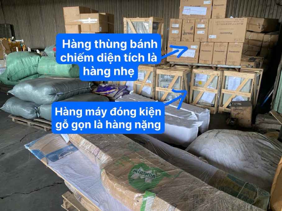 Hàng hóa vận chuyển tại bãi Cần Thơ