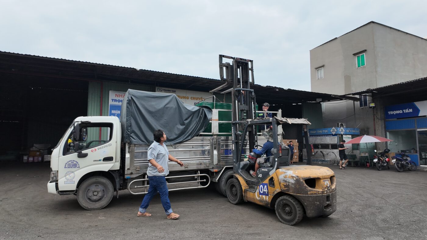Hỗ trợ xe nâng, cẩu hàng nặng tại kho Trọng Tấn
