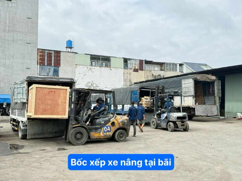 Bốc xếp xe nâng tại bãi