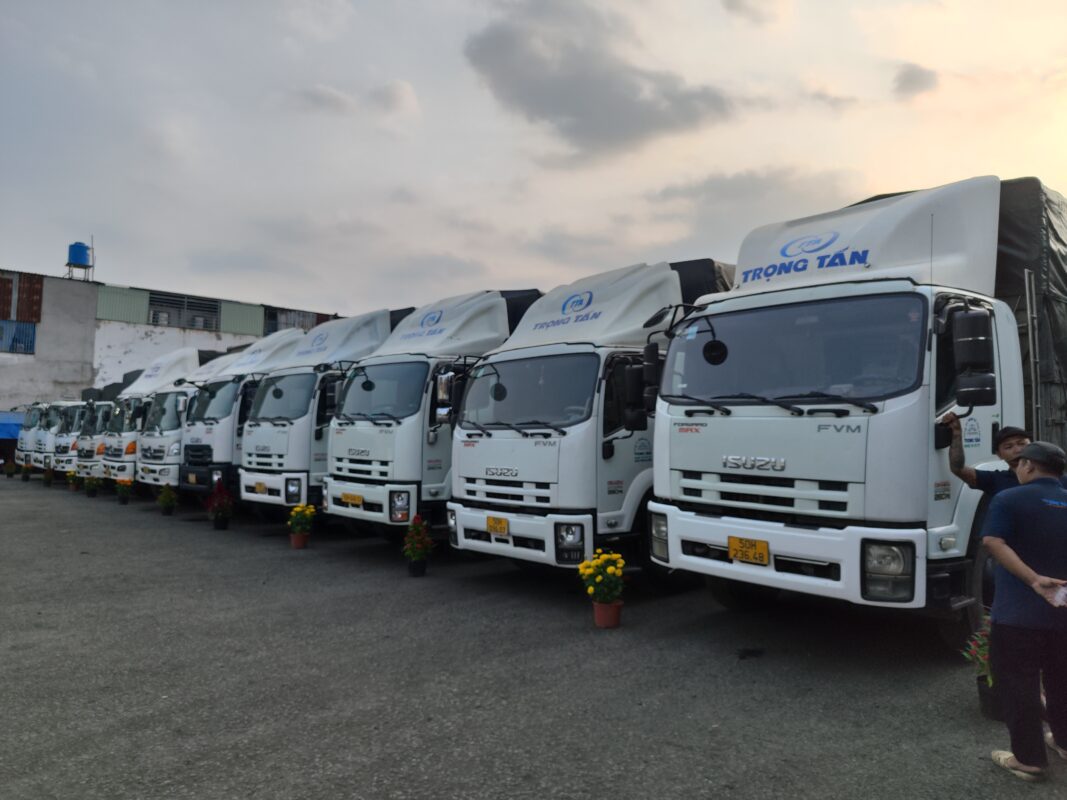 Đội xe chuyển hàng của vận tải Trọng Tấn