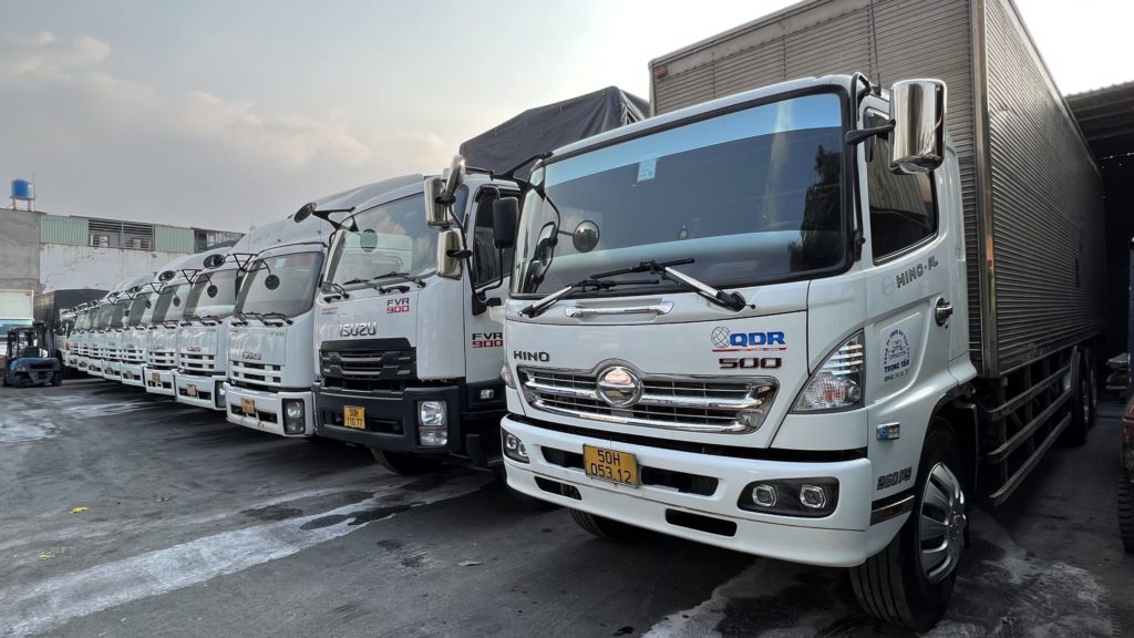 Bình Dương Xe tải lật nghiêng đè bẹp xe con chở 4 người  Giao thông   Vietnam VietnamPlus