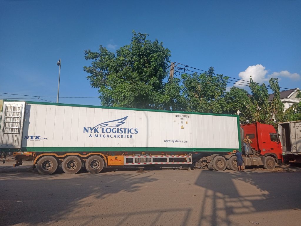 Xe tải chở hàng đi Đà Nẵng