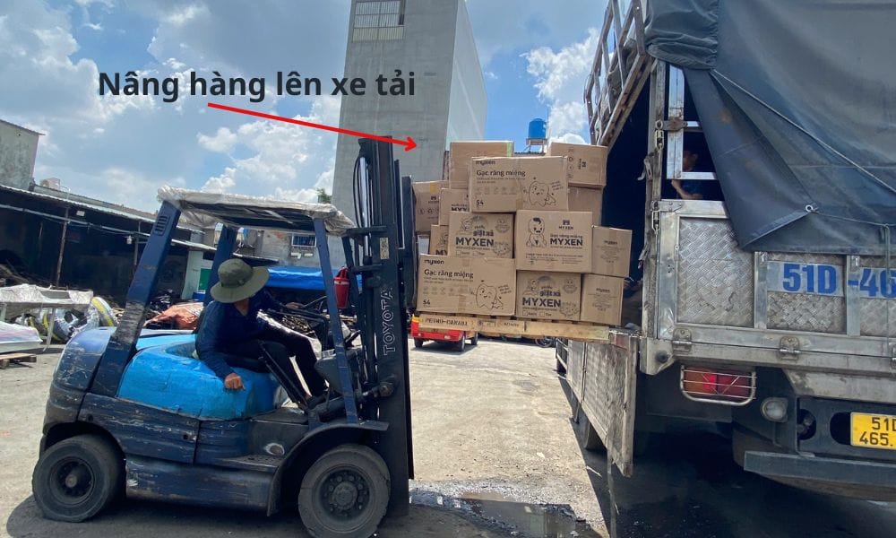 Nâng hàng lên xe tải