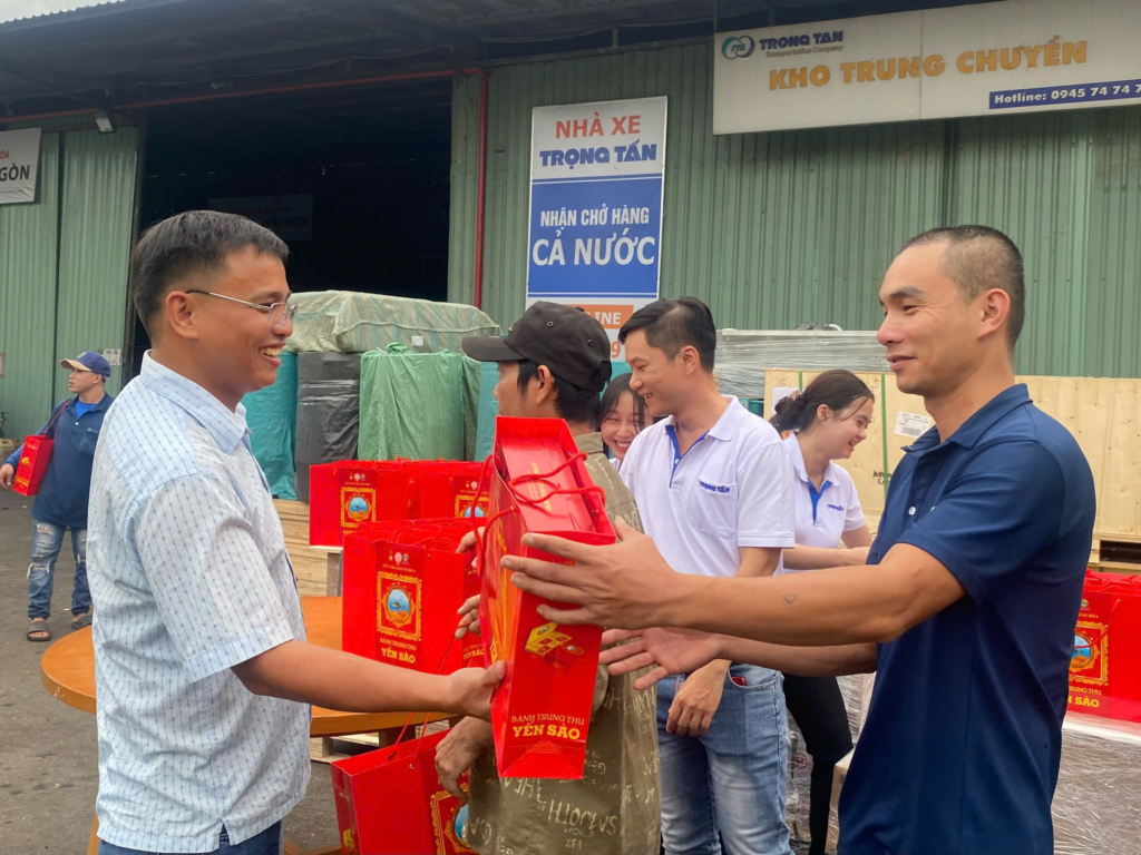 Ban lãnh đạo công ty trao quà cho anh em tài xế