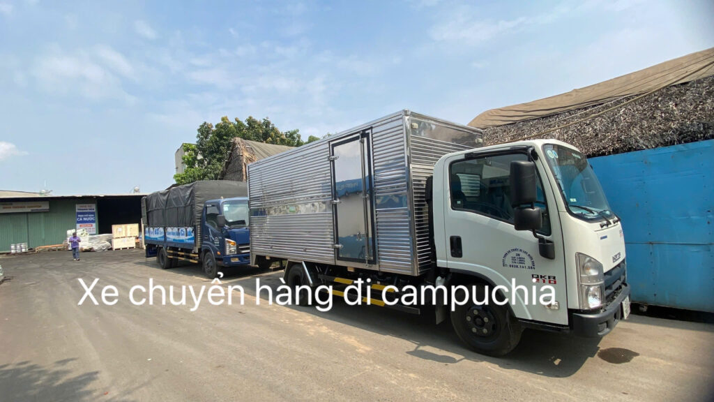 Xe vận chuyển hàng đi Campuchia