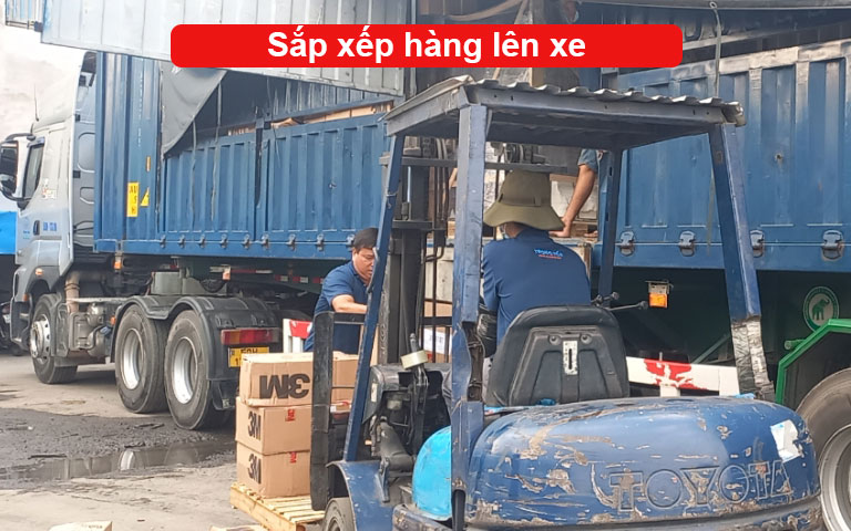 sắp hàng lên xe