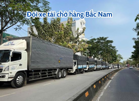 Đội xe tải chở hàng Bắc Nam