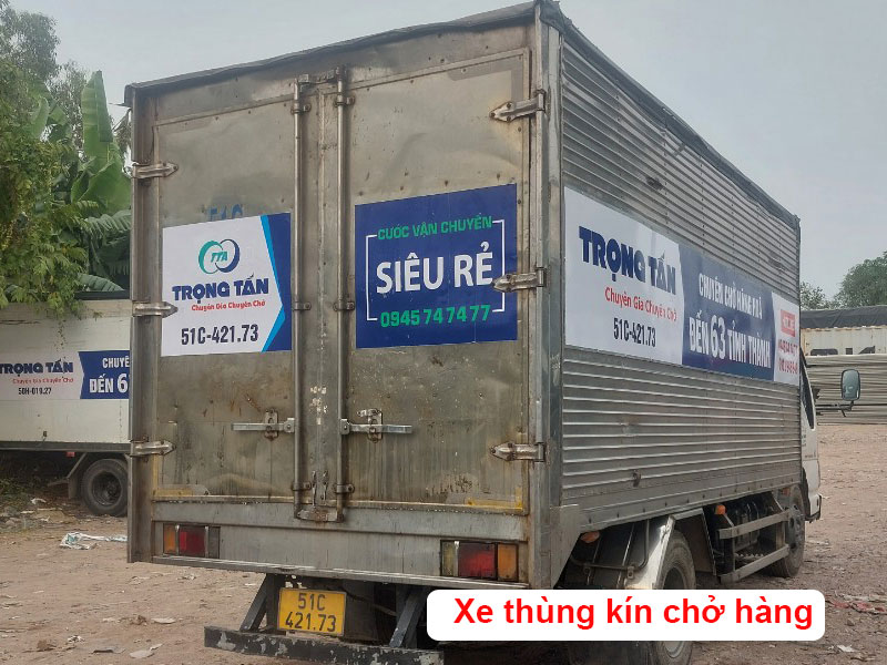 xe thùng kín chở hàng