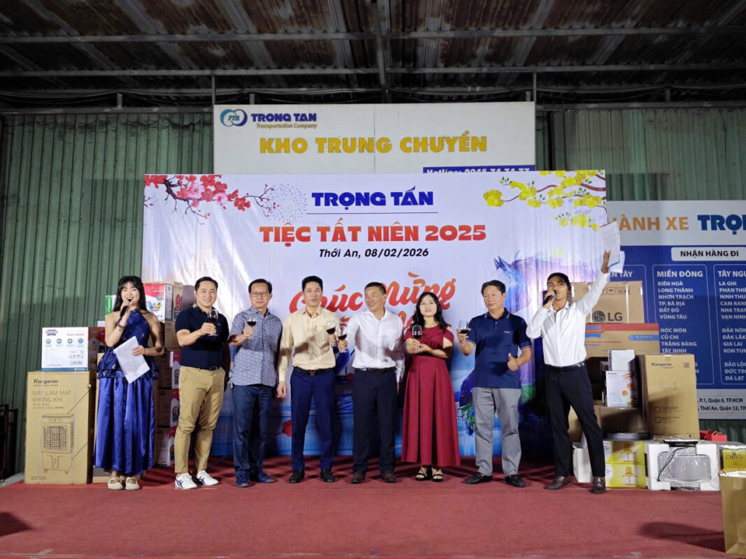 Ban lãnh đạo nâng ly chúc mừng tiệc tất niên 2025