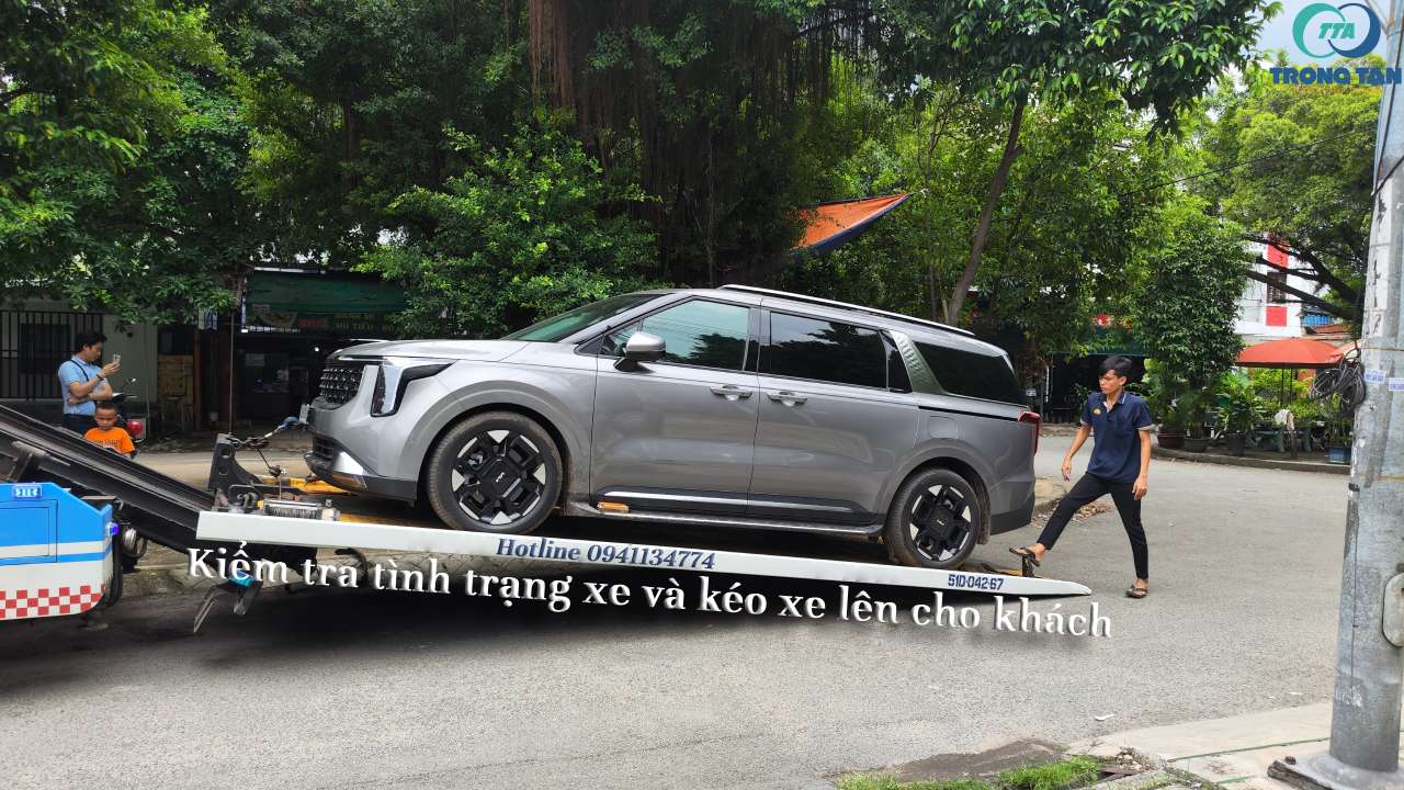 Kiểm tra tình trạng xe và kéo xe lên cho khách
