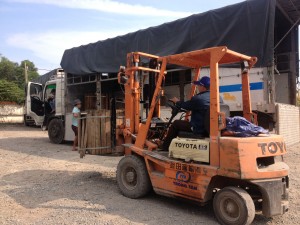 Đội xe chuyển hàng đi Bình Định