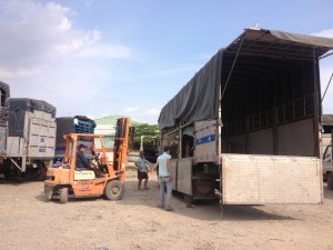 Đội xe tải chuyển hàng đi Quảng Nam