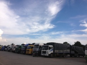 Đội xe tải chuyển hàng đi Hà Tĩnh