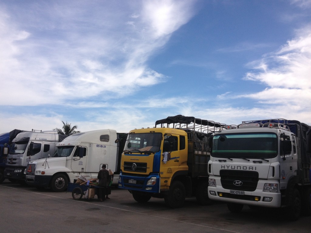 Đội xe tải chuyển hàng đi Nghệ An