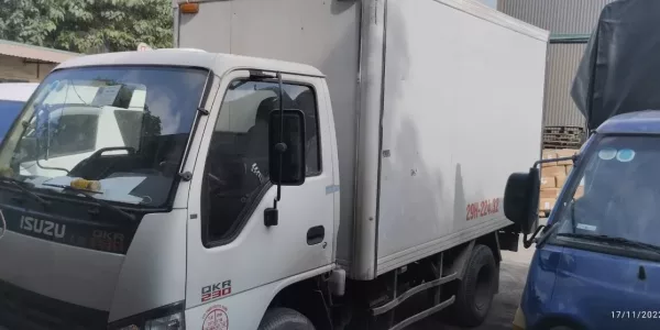 xe tải 500 kg chở hàng ở quân 3