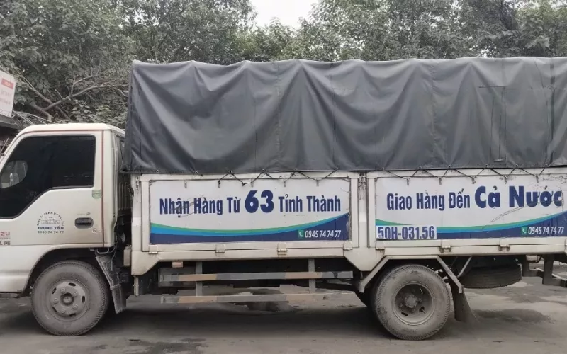 xe tải 1,8 tấn chở hàng ở thủ đức
